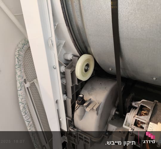 חלקים פנימיים של מכונת כביסה עם רצועה וגלגלת